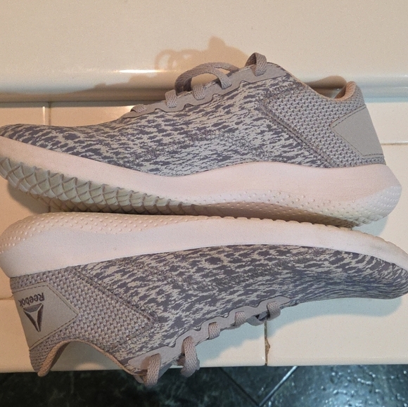 Reebok Women's Ardara 2.0 Walking Shoe Gray White Size 8 - Picture 2 of 8